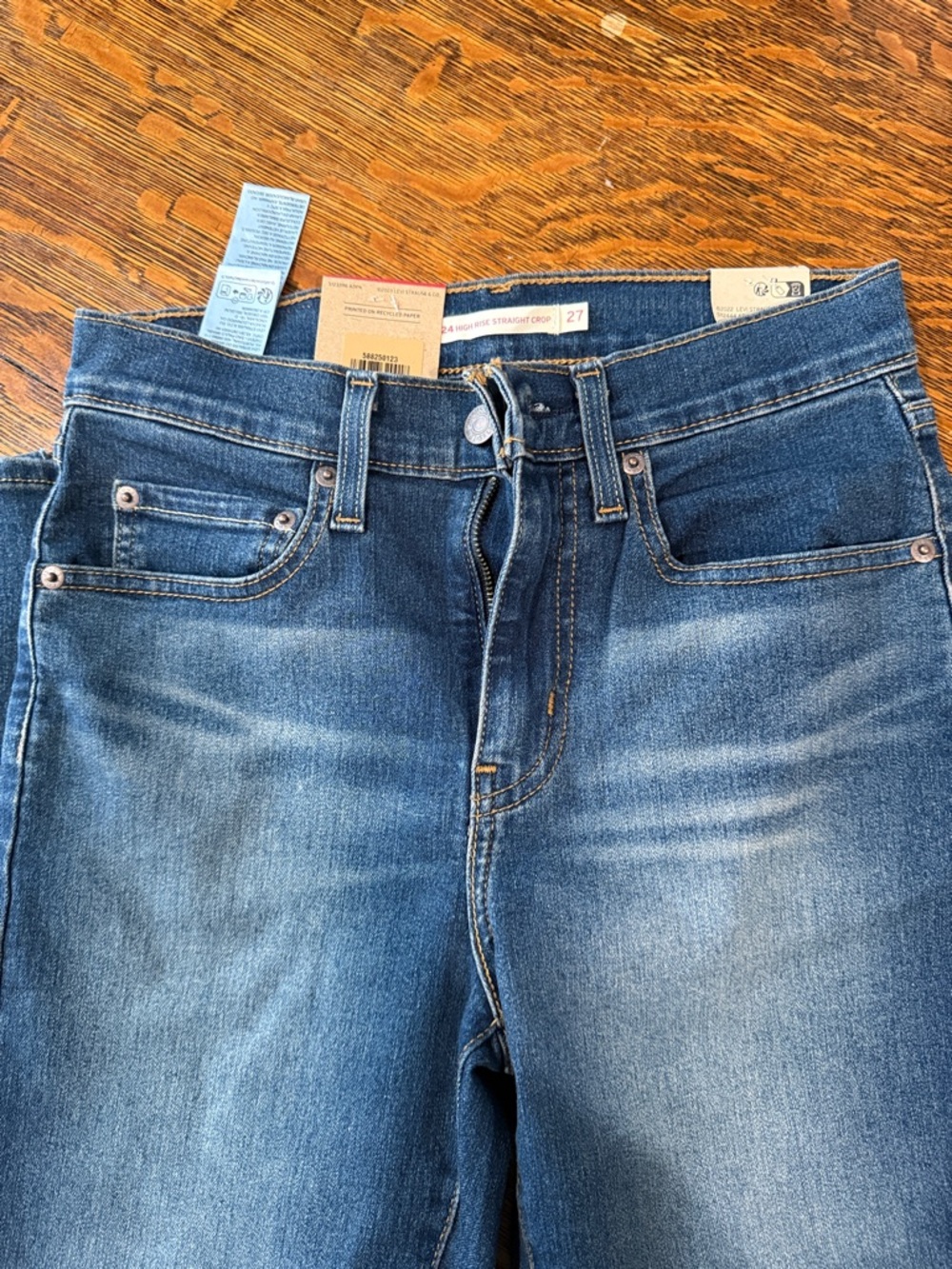Womens Levi’s 724 high rise slim straight cropped.